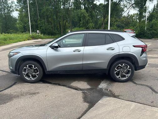 Sterling Gray Metallic 2025 Chevrolet Trax LT
