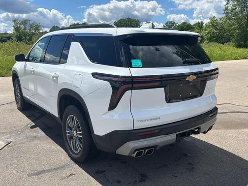 Summit White 2025 Chevrolet Traverse LT