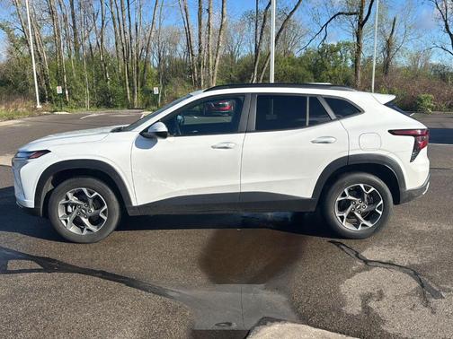 Summit White 2024 Chevrolet Trax LT