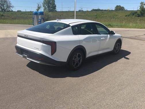 Snow White Pearl 2025 Kia K4