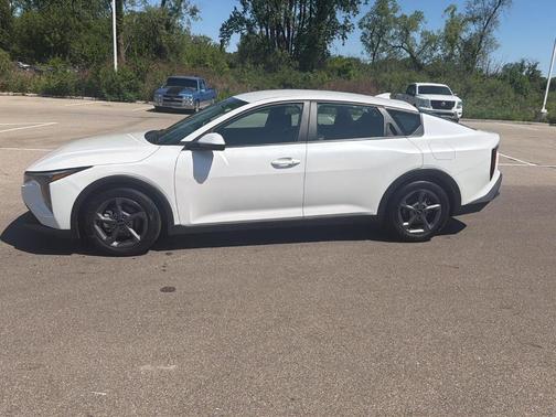 Snow White Pearl 2025 Kia K4