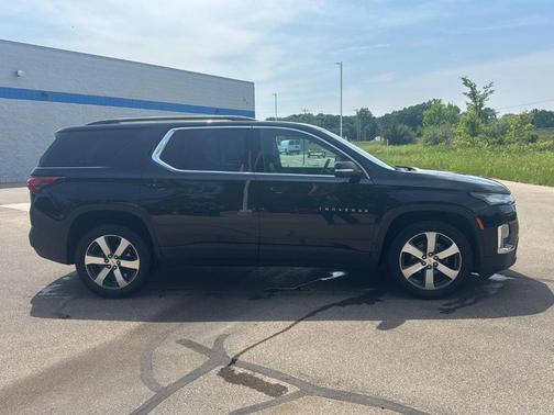 Mosaic Black Metallic 2023 Chevrolet Traverse LT Leather