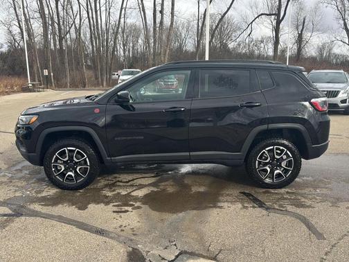 Diamond Black 2025 Jeep Compass Trailhawk
