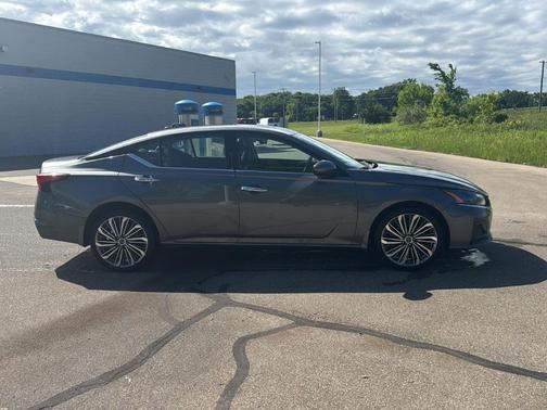 Gun Metallic 2024 Nissan Altima SV