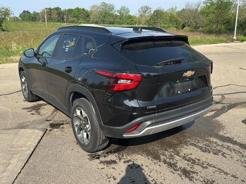 Mosaic Black Metallic 2025 Chevrolet Trax LT