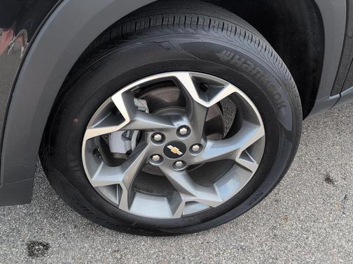 Mosaic Black Metallic 2025 Chevrolet Trax LT