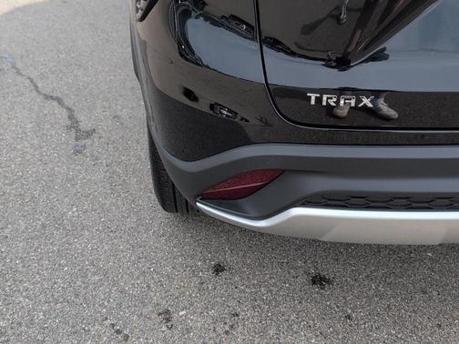 Mosaic Black Metallic 2025 Chevrolet Trax LT