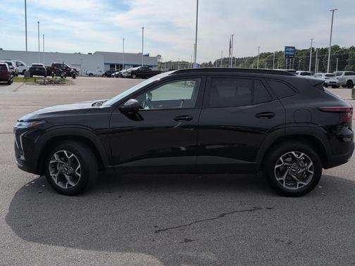 Mosaic Black Metallic 2025 Chevrolet Trax LT