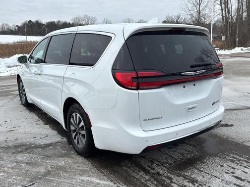 2022 Chrysler Pacifica Hybrid Touring L