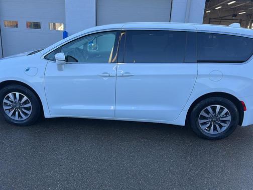 2022 Chrysler Pacifica Hybrid Touring L