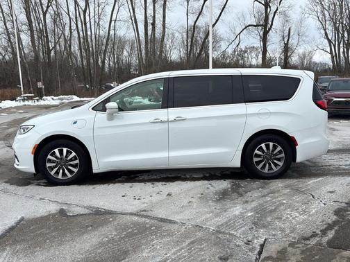 2022 Chrysler Pacifica Hybrid Touring L