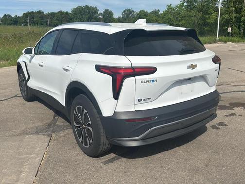 Summit White 2024 Chevrolet Blazer EV eAWD LT