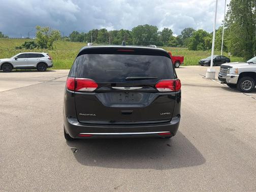 Brilliant Black Crystal Pearlcoat 2017 Chrysler Pacifica Limited