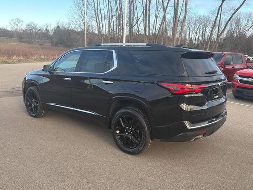Mosaic Black Metallic 2022 Chevrolet Traverse Premier