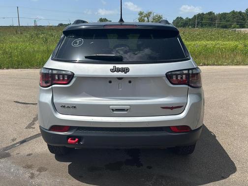 Silver Zynith 2025 Jeep Compass Trailhawk
