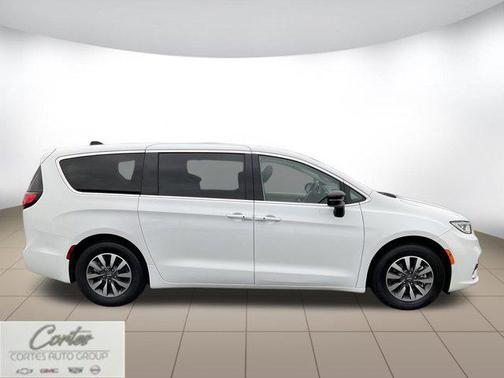 2024 Chrysler Pacifica Hybrid Select