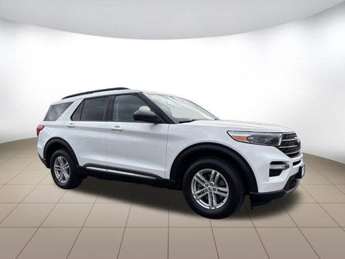 Star White Metallic Tri-Coat 2022 Ford Explorer XLT