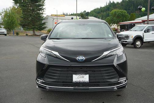 2024 Toyota Sienna XLE 8 Passenger