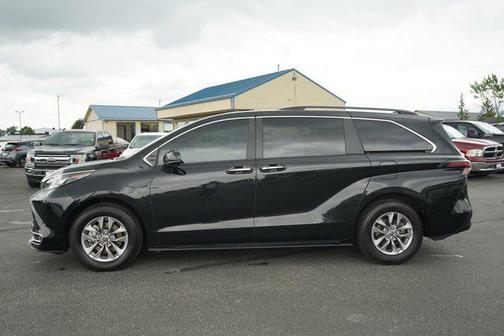 2024 Toyota Sienna XLE 8 Passenger