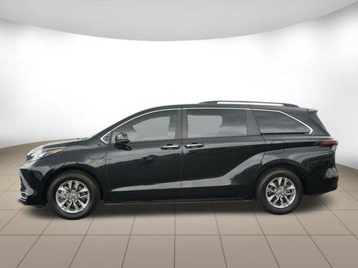 2024 Toyota Sienna XLE 8 Passenger