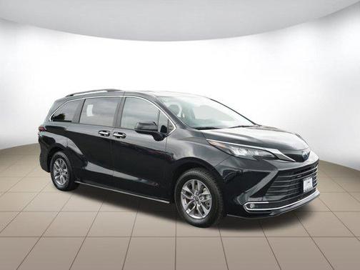 2024 Toyota Sienna XLE 8 Passenger