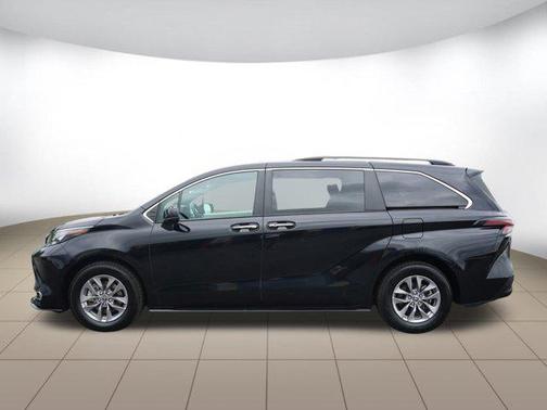 2024 Toyota Sienna XLE 8 Passenger
