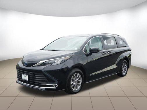 2024 Toyota Sienna XLE 8 Passenger