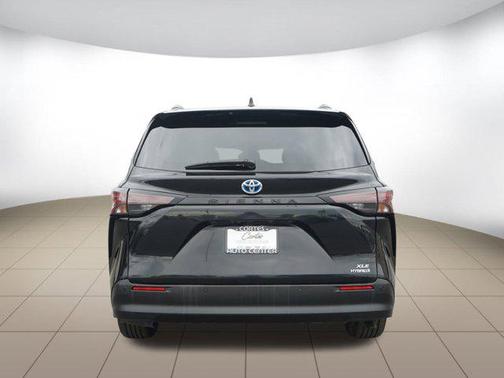 2024 Toyota Sienna XLE 8 Passenger
