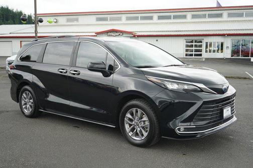 2024 Toyota Sienna XLE 8 Passenger