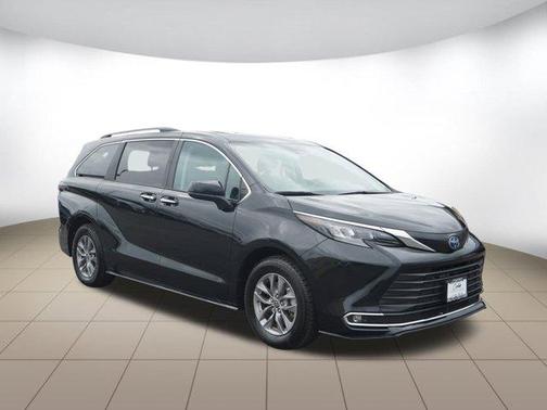 2024 Toyota Sienna XLE 8 Passenger
