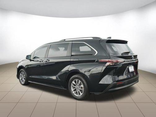 2024 Toyota Sienna XLE 8 Passenger