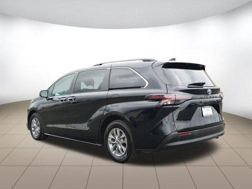 2024 Toyota Sienna XLE 8 Passenger