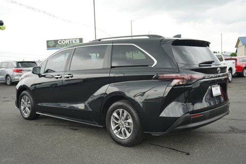 2024 Toyota Sienna XLE 8 Passenger
