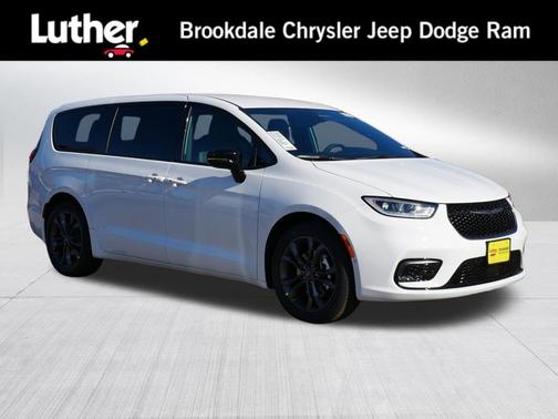 Bright White Clearcoat 2026 Chrysler Pacifica L