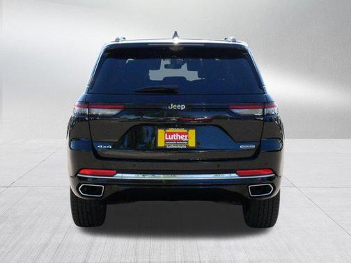 Diamond Black Crystal Pearlcoat 2023 Jeep Grand Cherokee Overland