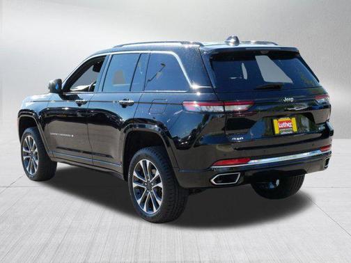 Diamond Black Crystal Pearlcoat 2023 Jeep Grand Cherokee Overland