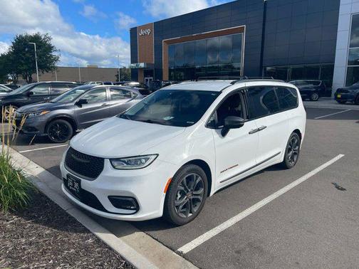 2024 Chrysler Pacifica Touring L