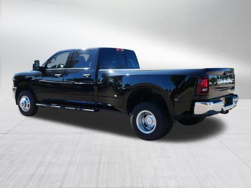 Diamond Black Crystal Pearlcoat 2026 RAM 3500 Tradesman Crew Cab 4x4 8' Box