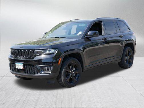 Diamond Black Crystal Pearlcoat 2025 Jeep Grand Cherokee Altitude