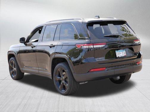 Diamond Black Crystal Pearlcoat 2025 Jeep Grand Cherokee Altitude