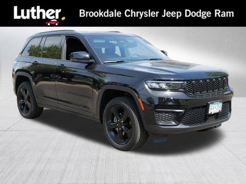 Diamond Black Crystal Pearlcoat 2025 Jeep Grand Cherokee Altitude