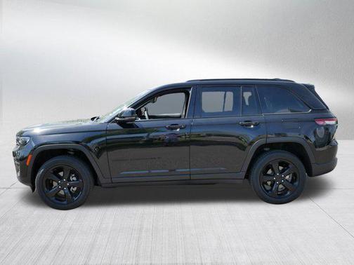 Diamond Black Crystal Pearlcoat 2025 Jeep Grand Cherokee Altitude