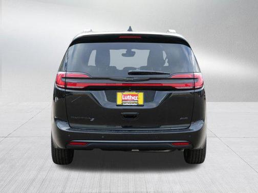 Diamond Black Crystal Pearlcoat 2026 Chrysler Pacifica L