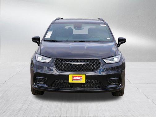 Diamond Black Crystal Pearlcoat 2026 Chrysler Pacifica L