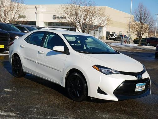 Photo 2 of 32 of 2017 Toyota Corolla LE