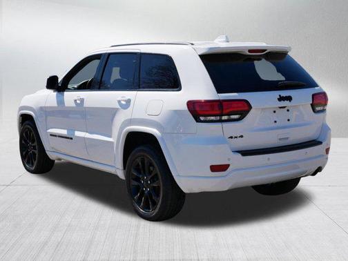 Bright White Clearcoat 2022 Jeep Grand Cherokee Laredo