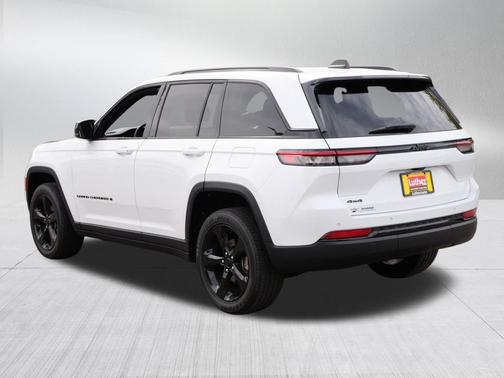 Bright White Clearcoat 2023 Jeep Grand Cherokee Altitude