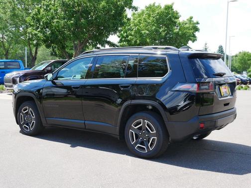 Diamond Black Crystal Pearlcoat 2026 Jeep Cherokee Laredo 4x4