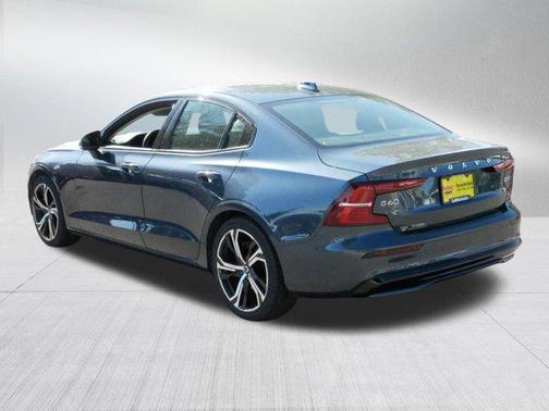 2024 Volvo S60 B5 Plus Dark Theme