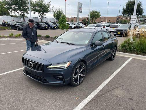 2024 Volvo S60 B5 Plus Dark Theme